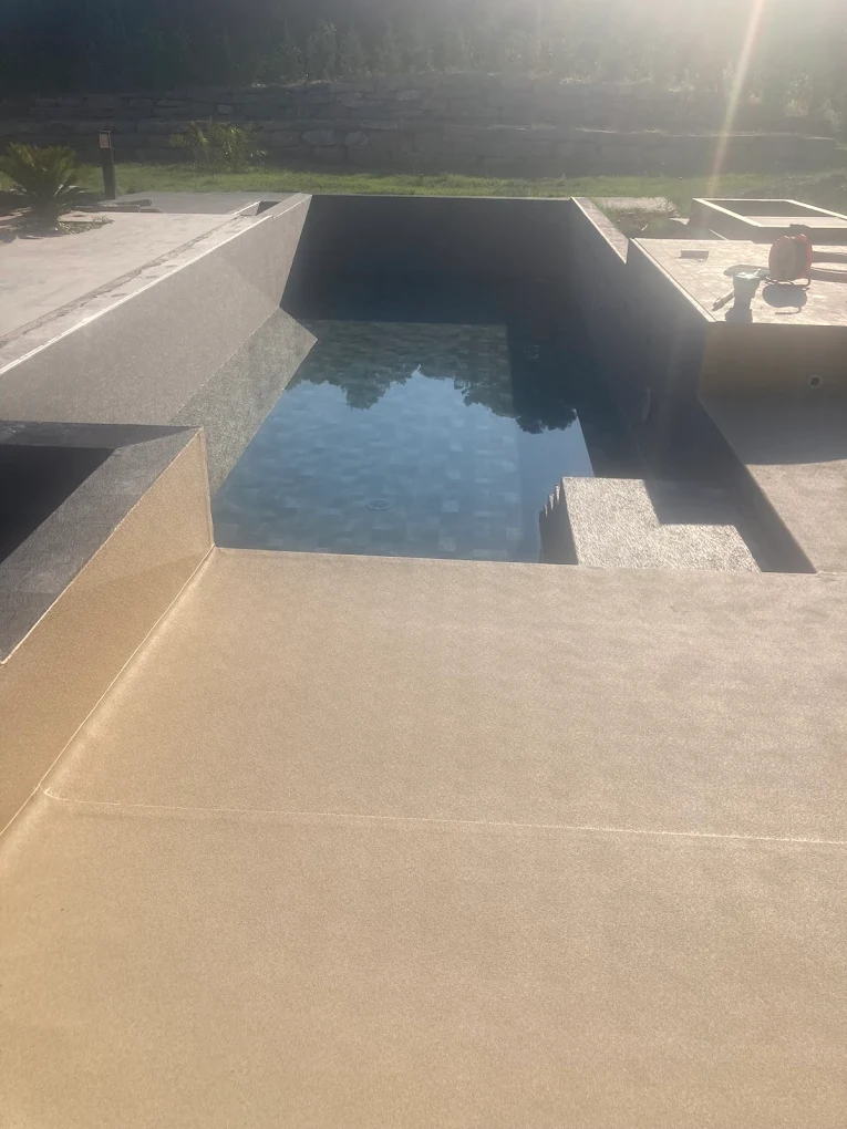 Travail de finition piscine